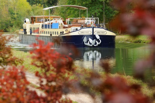 /Media/images/Product_Images/cruiseships/aprestout/apres tout cruising on canal.jpg